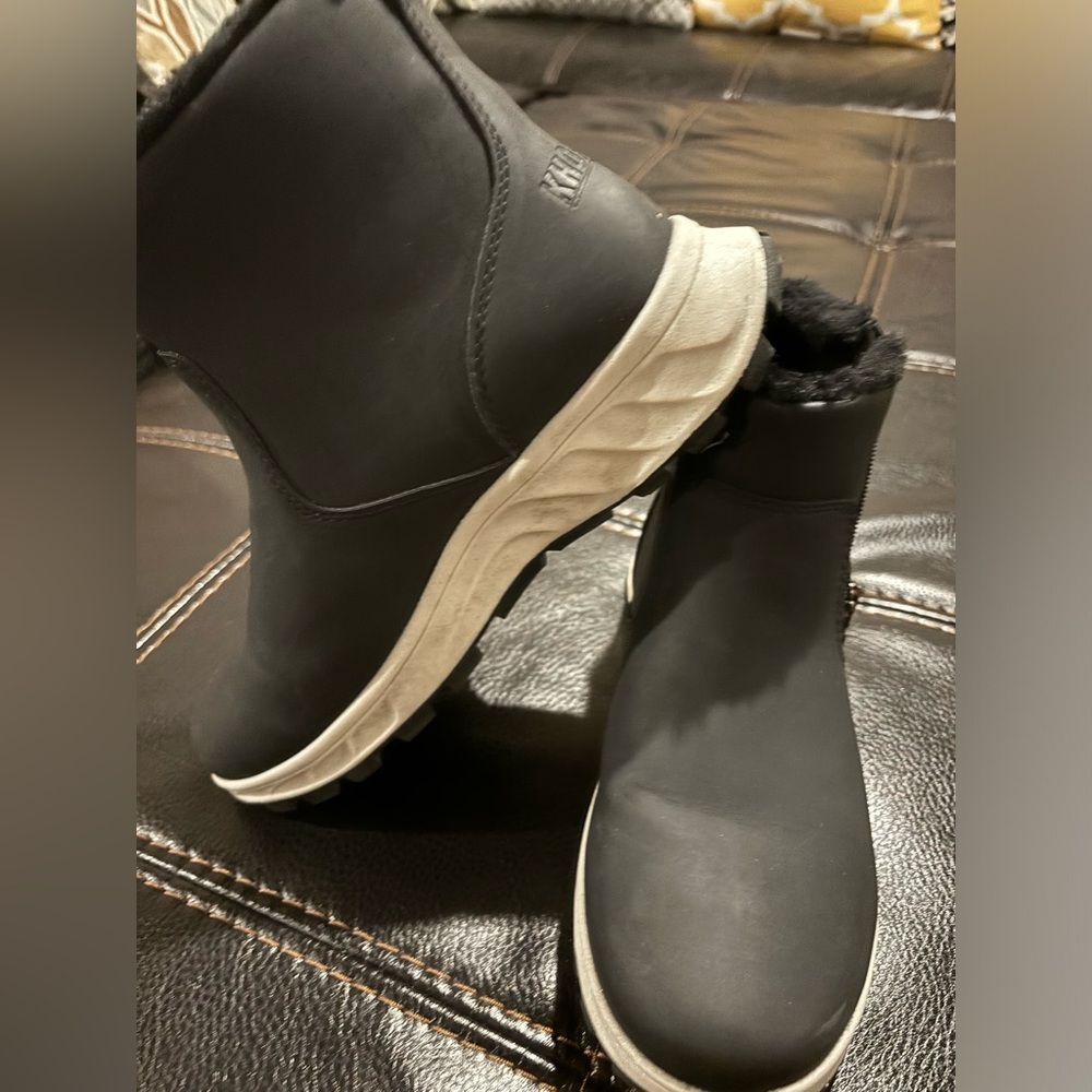 Ladies snow boots!  Khombu Brand size 8